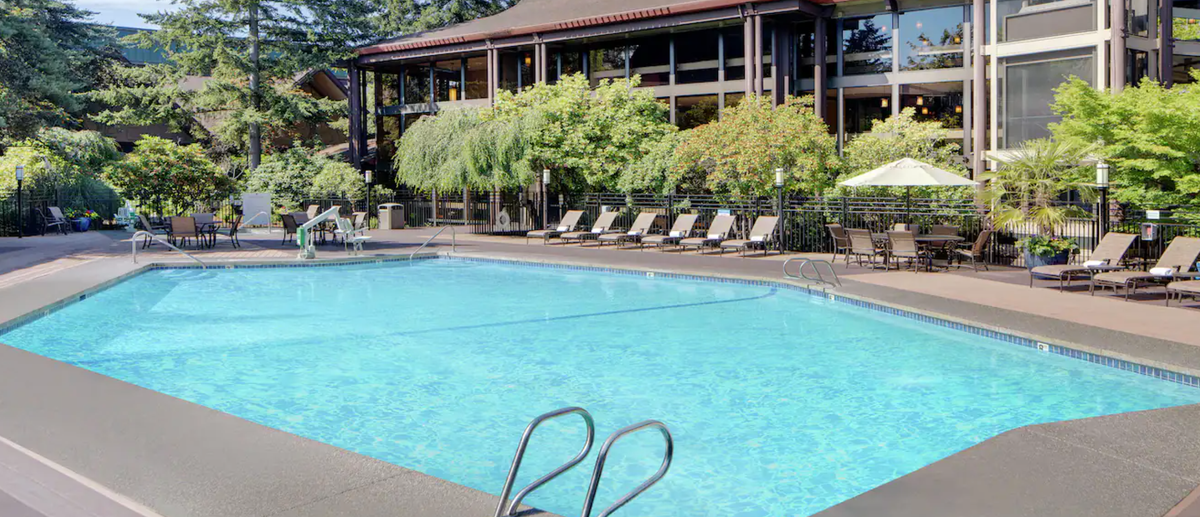 DoubleTree by Hilton Seattle Airport pool