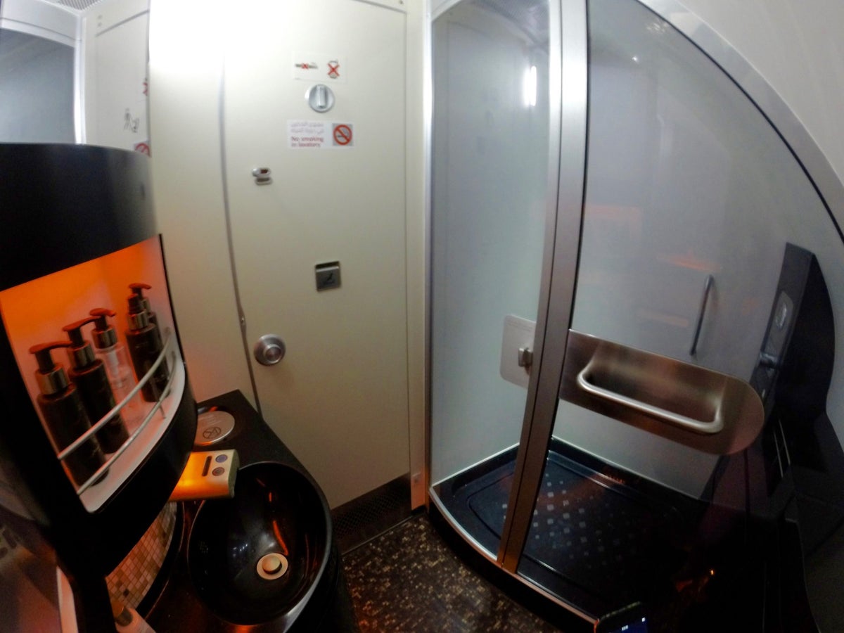 Etihad First Class Apartment - Shower Suite