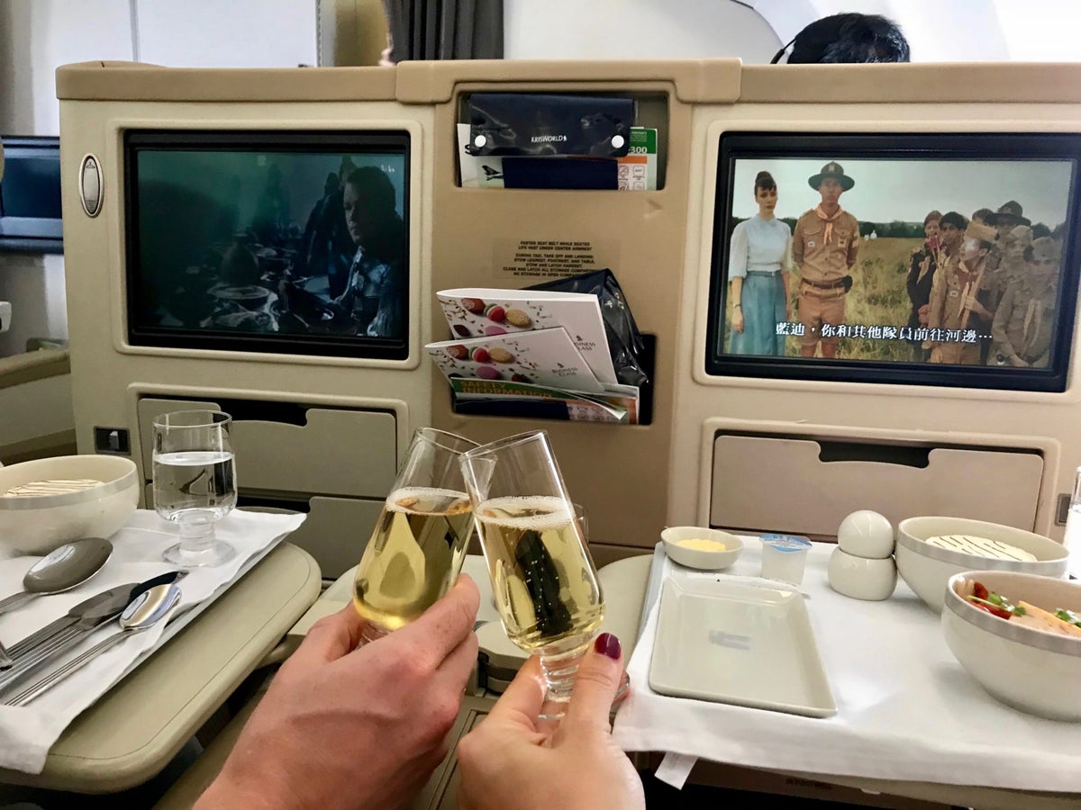 Singapore Airlines Business Class A330 - Champagne Cheers