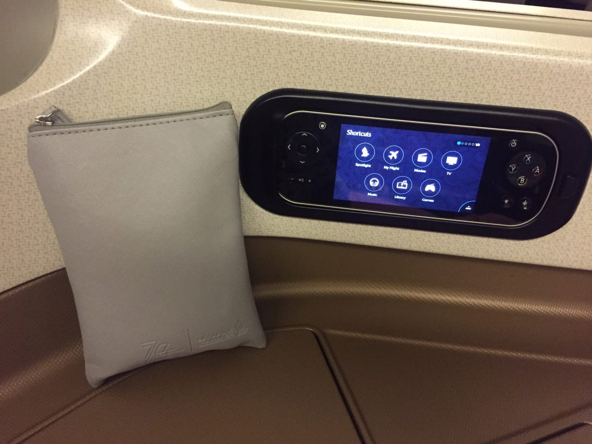 Singapore Airlines Business Class A330 - Remote & Amenities Kit