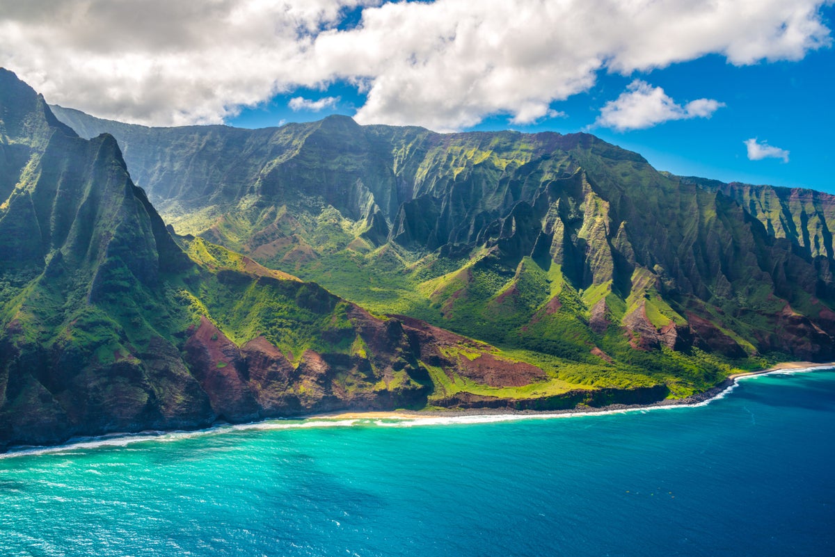 The Best Ways To Fly to Hawaii With Points and Miles [2023]