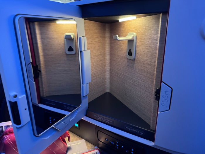 AA 777 300ER DFW JFK Flagship Suite mirror
