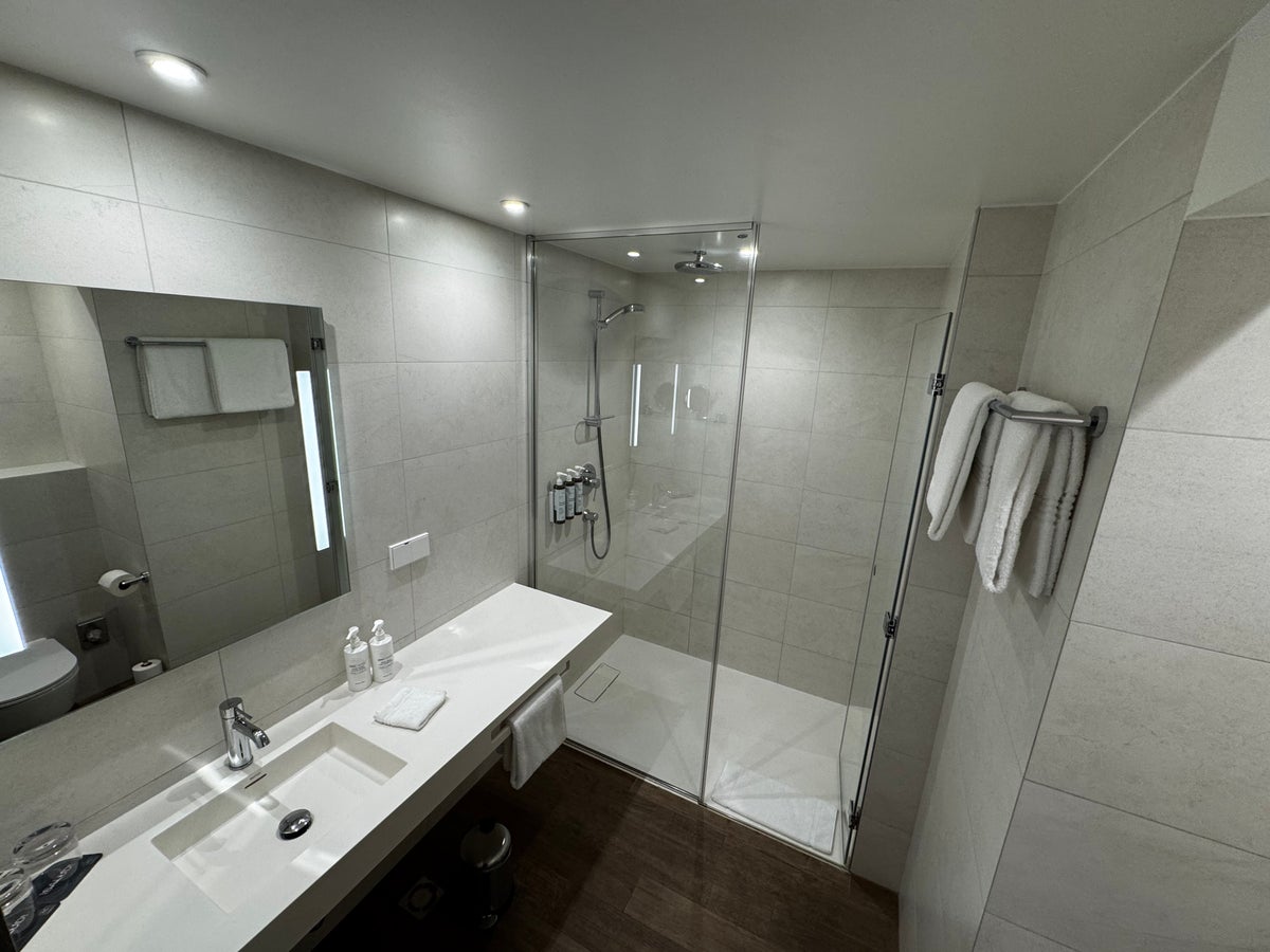 AC Hotel Riga Executive Room bathroom