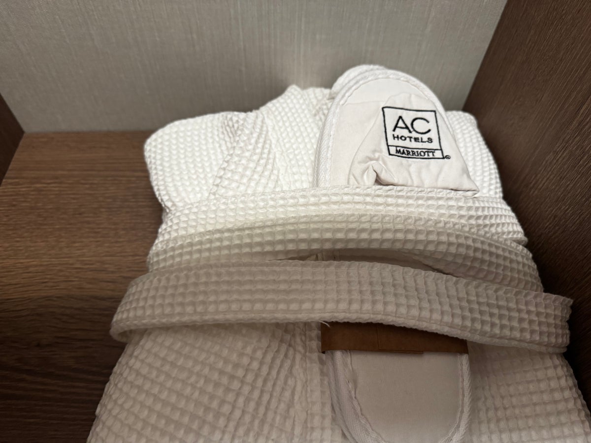 AC Hotel Vilnius Attic Junior Suite robe