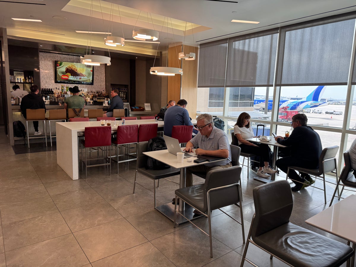 Admirals Club IAH bar