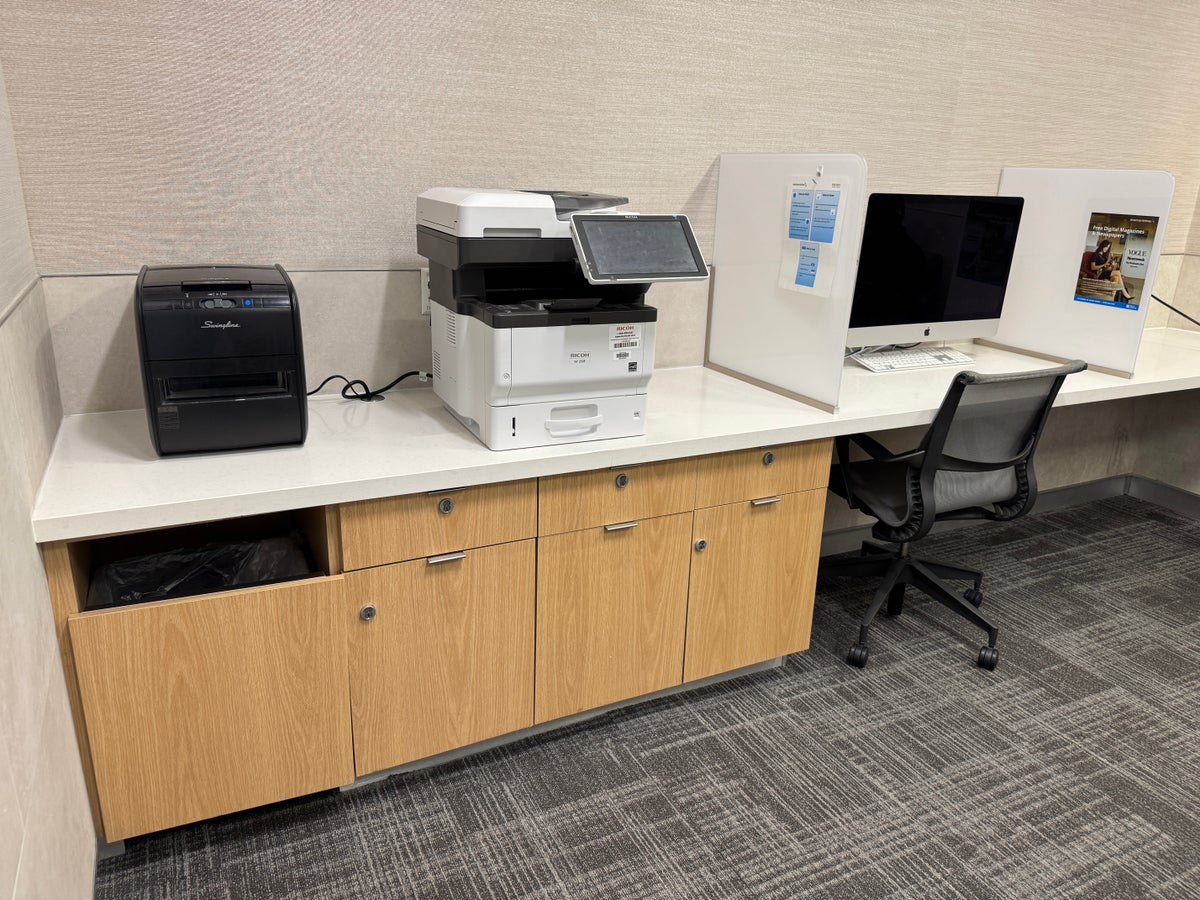 Admirals Club IAH business center