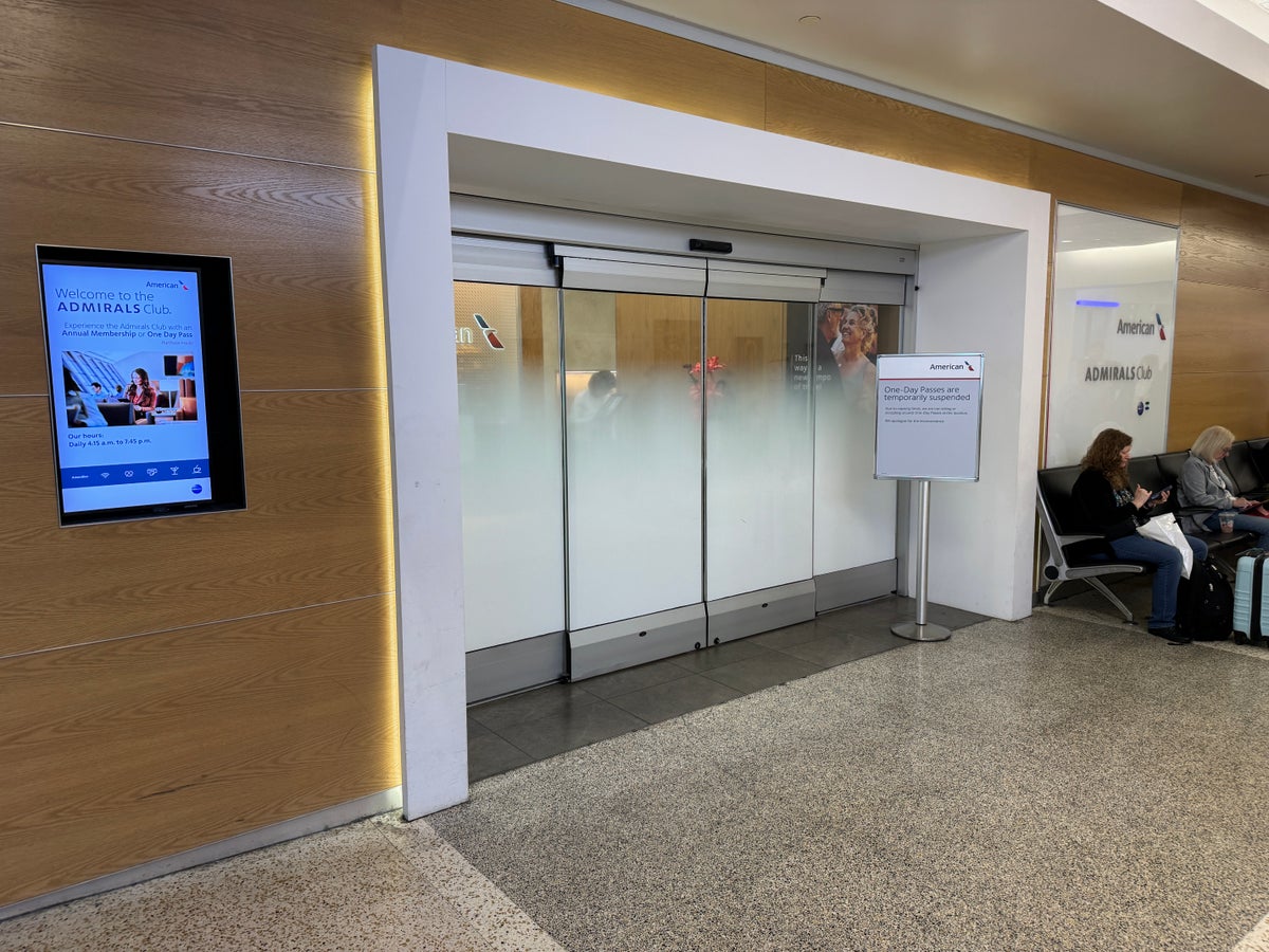 Admirals Club IAH entrance