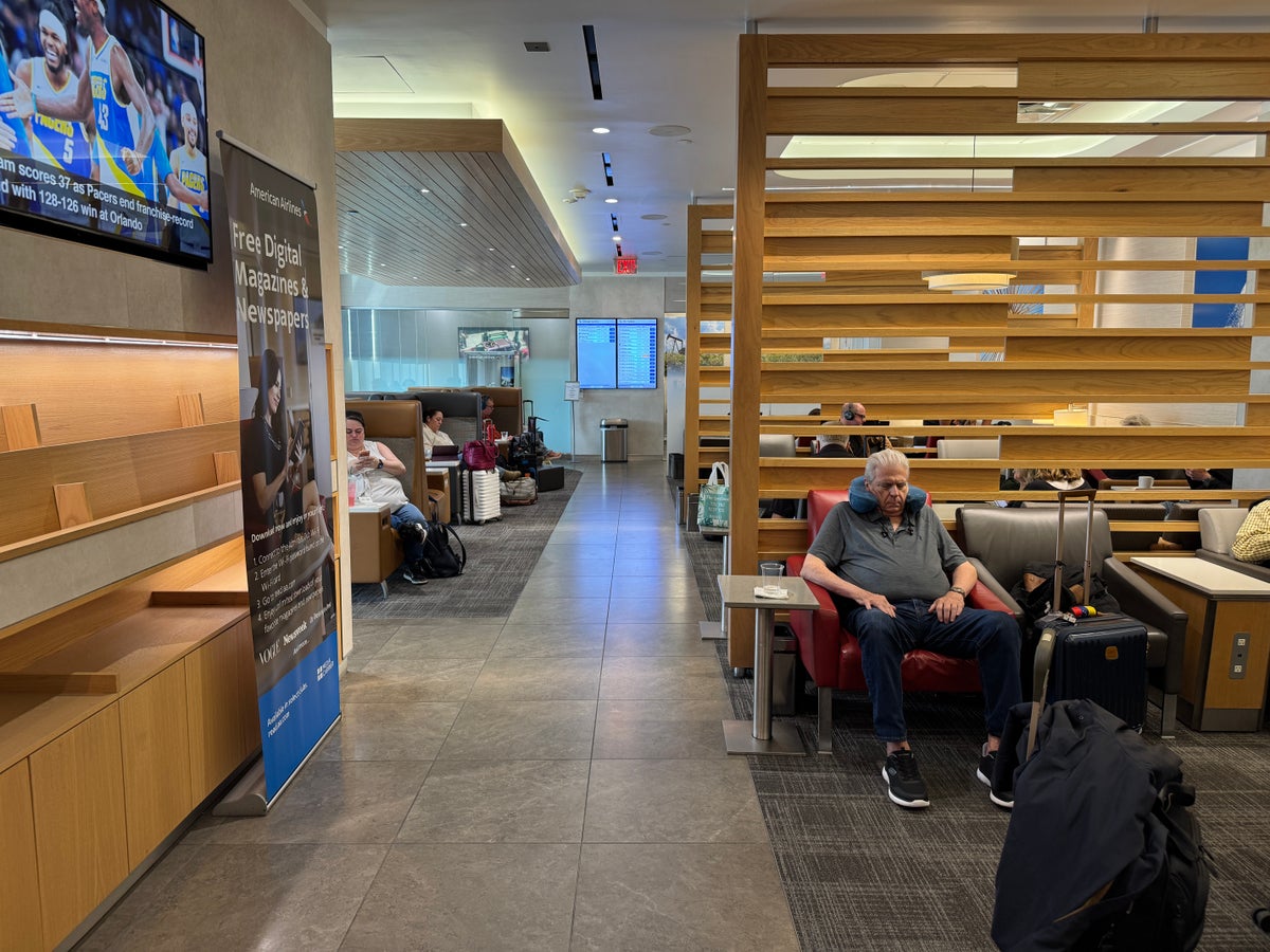 Admirals Club IAH entry seating