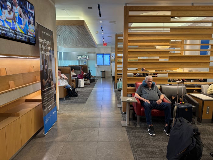 Admirals Club IAH entry seating