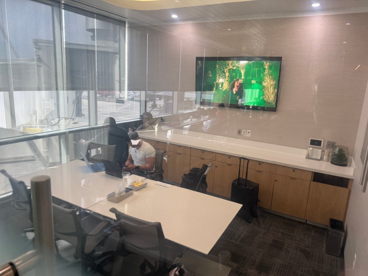 Admirals Club IAH meeting room