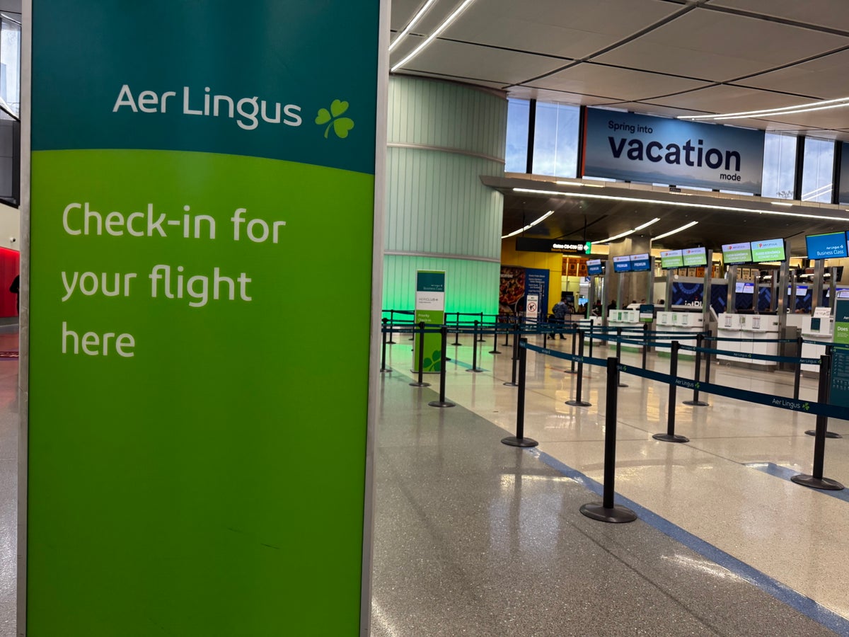 Aer Lingus check in sign BOS