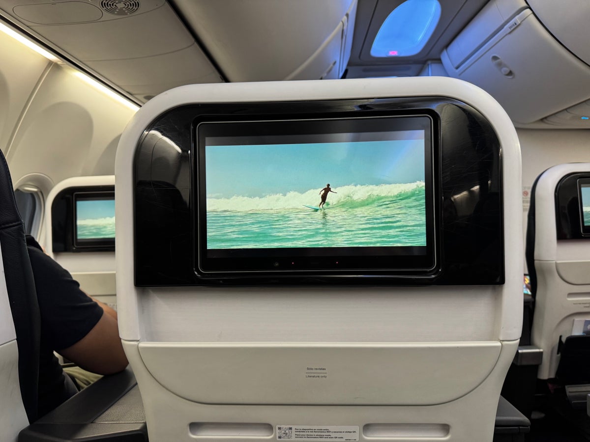 Aeromexico B737MAX8 business class entertainment screen