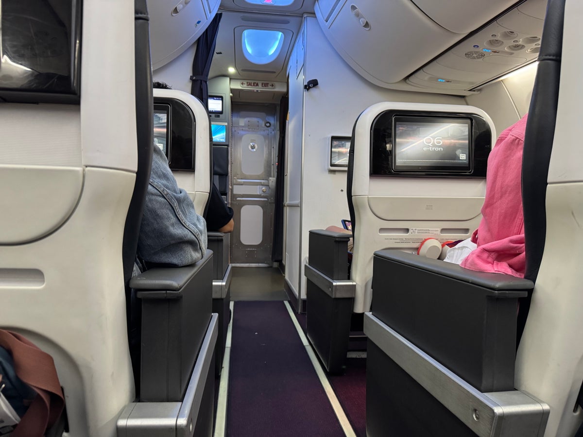 Aeromexico B737MAX8 business class view up aisle