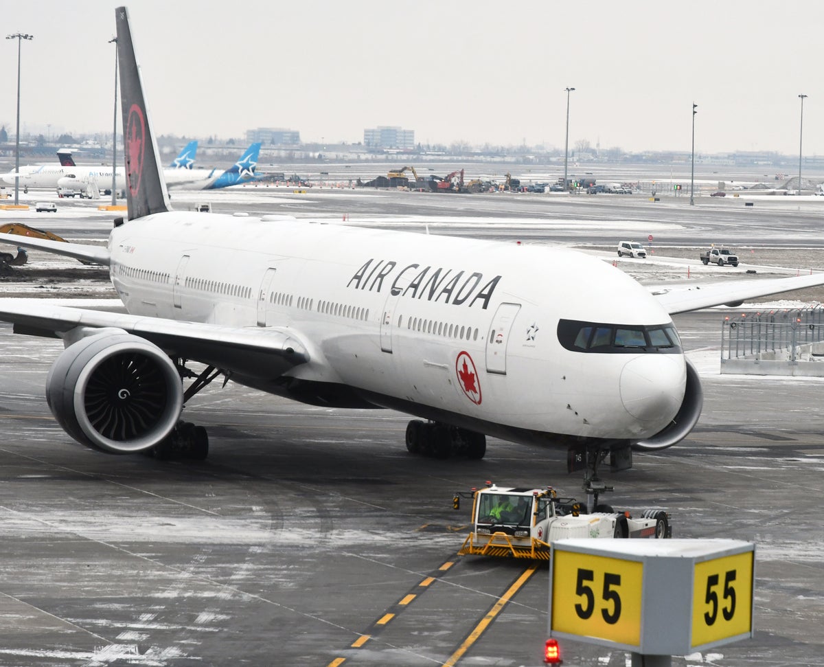 Air Canada B777 300ER Docking Montreal