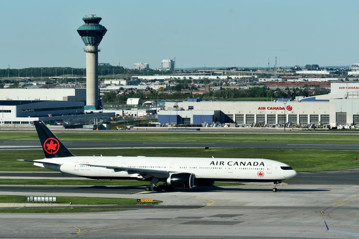 Air Canada B777 300ER taxiing Toronto YYZ