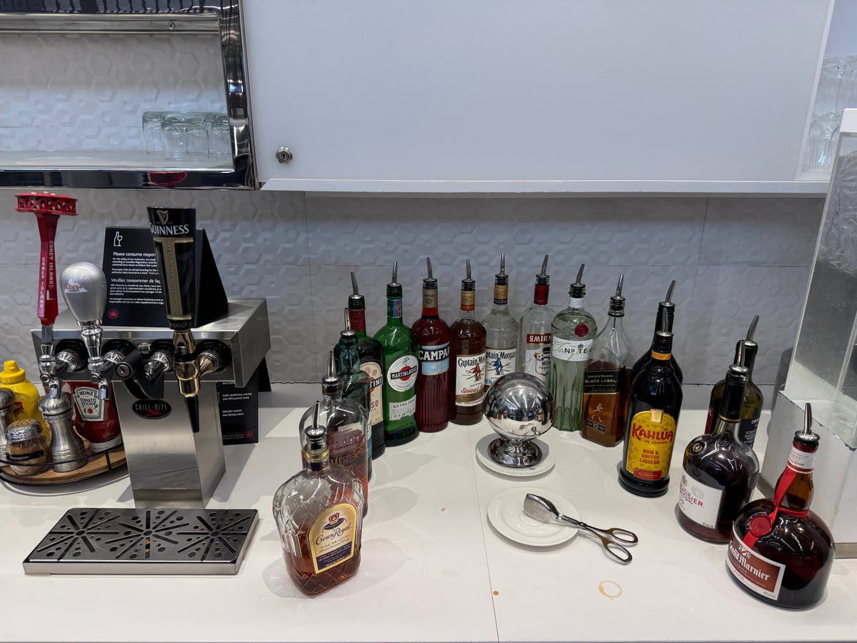 Air Canada Maple Leaf Lounge LGA alcohol