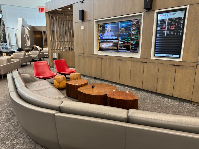 Full List of U.S. Air Canada Maple Leaf Lounges: Locations, Hours, and Amenities [2026]