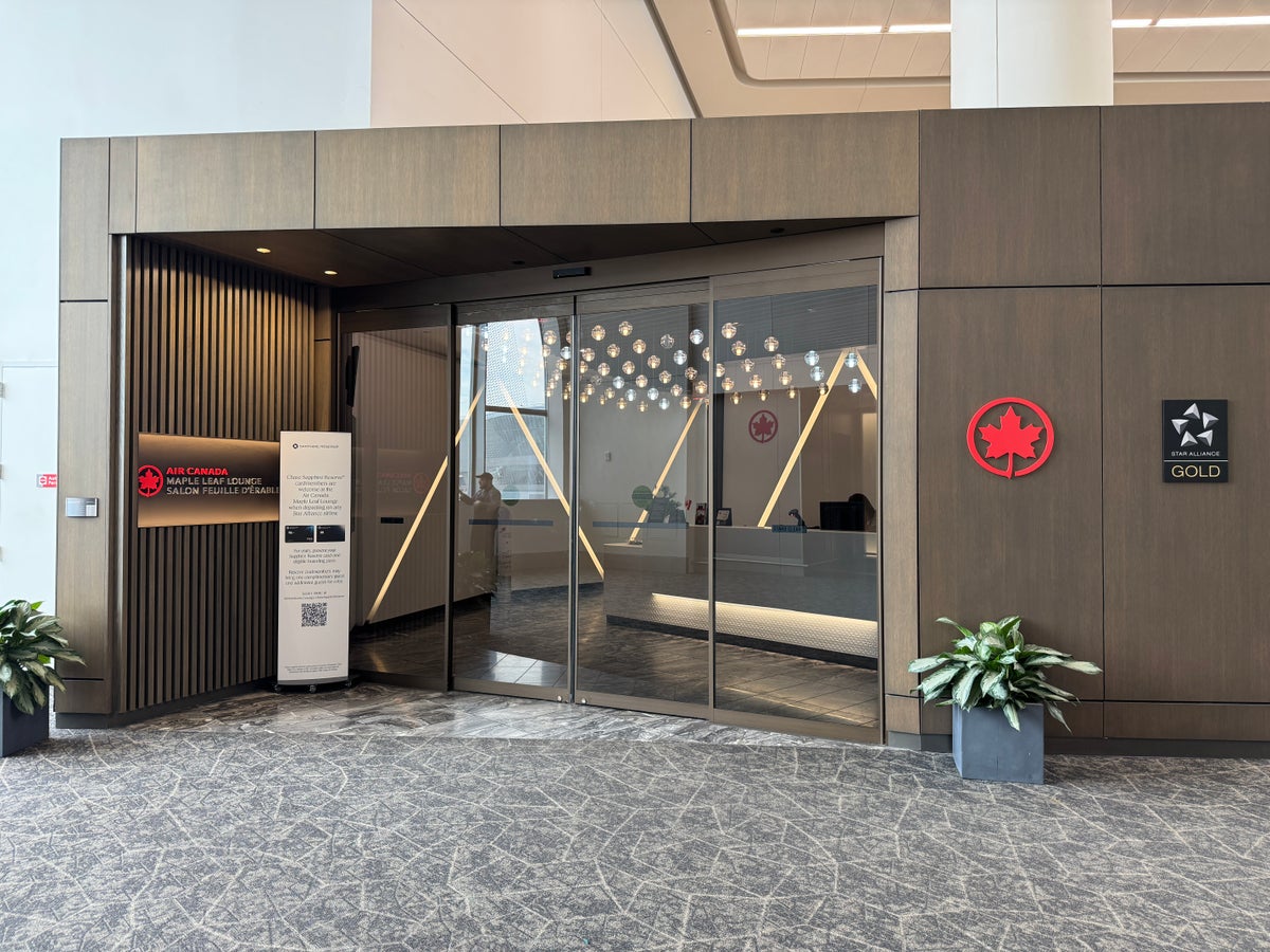 Air Canada Maple Leaf Lounge LGA entrance