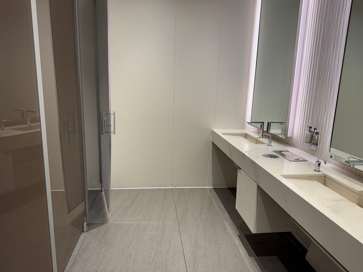 Air Canada Maple Leaf Lounge LGA womens restroom