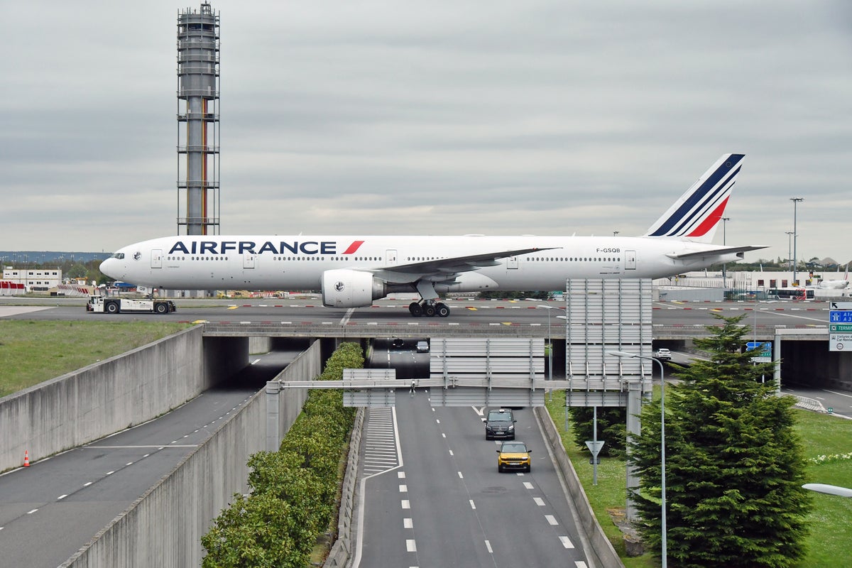Air France B777 300ER bridge Paris CDG