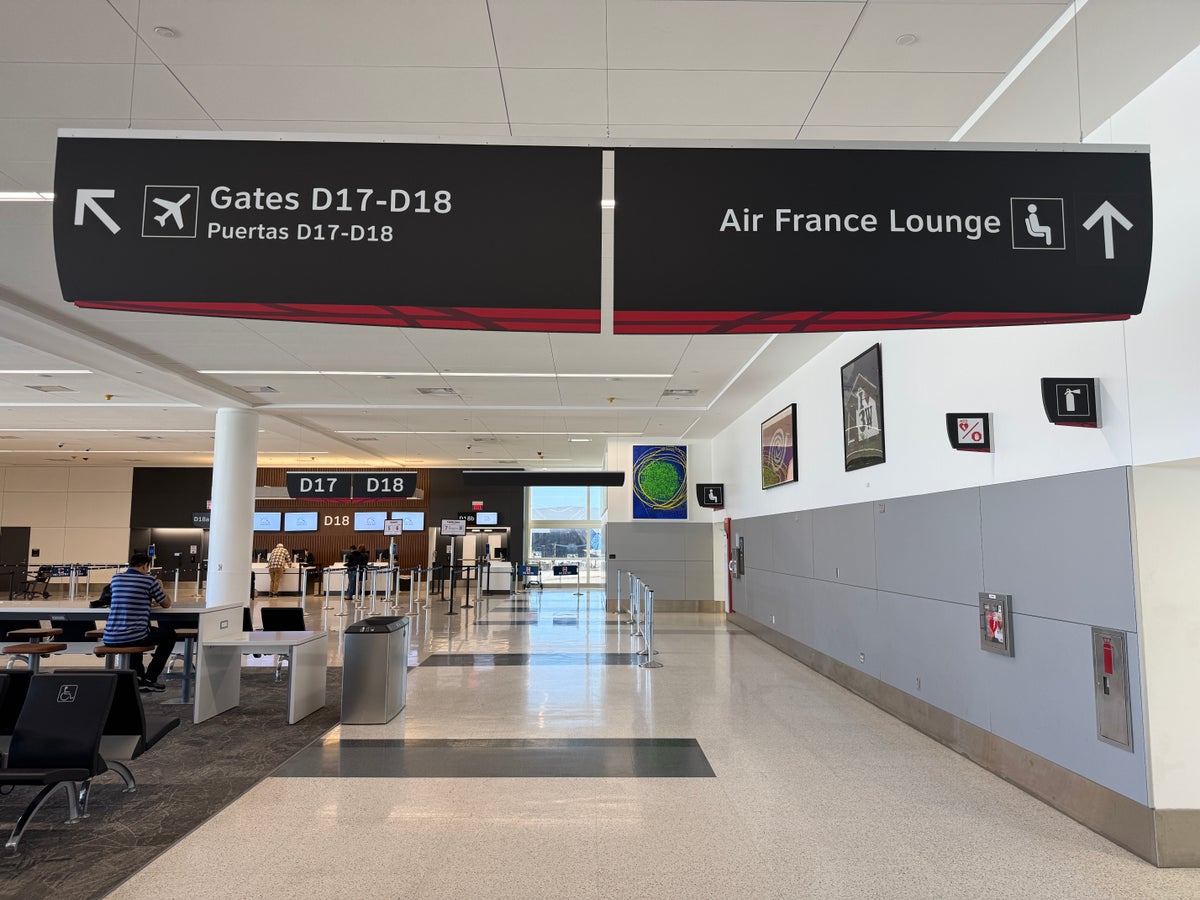 Air France Lounge IAH signage