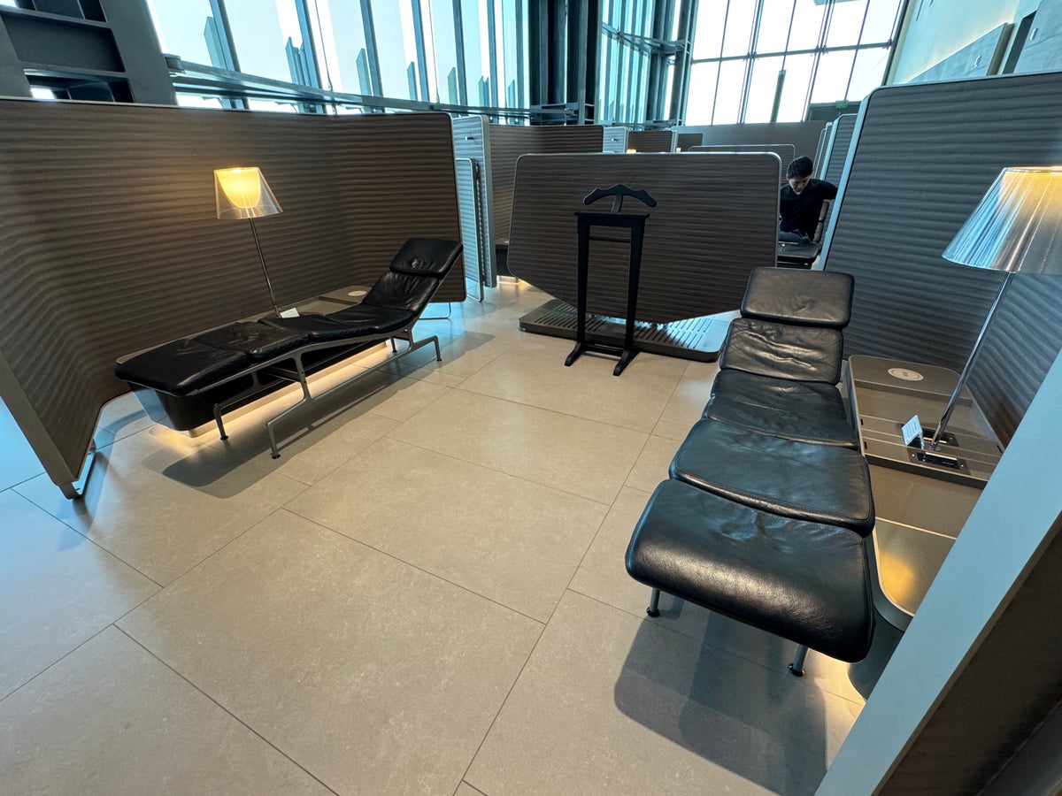 Al Mourjan Lounge DOH nap pods near business center