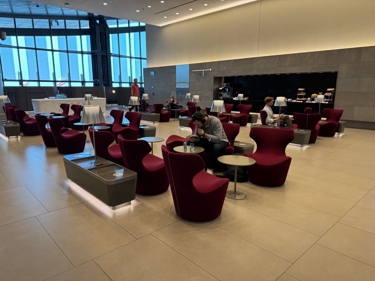 Al Mourjan Lounge DOH seating near business center