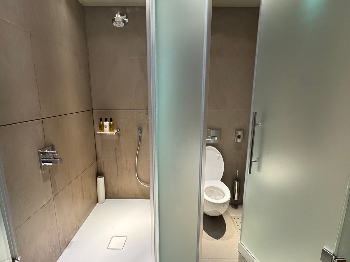 Al Mourjan Lounge DOH shower and toilet