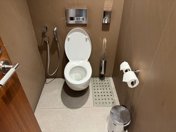 Al Mourjan Lounge DOH womens toilet Al Mourjan Lounge DOH womens toilet