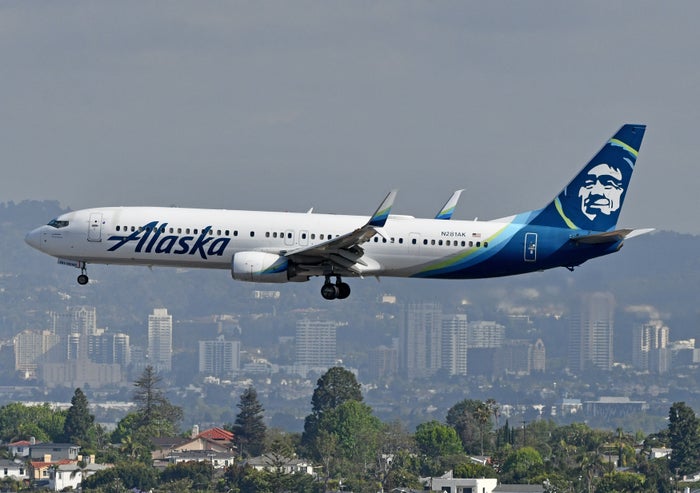 Alaska Airlines 737 900ER landing LAX