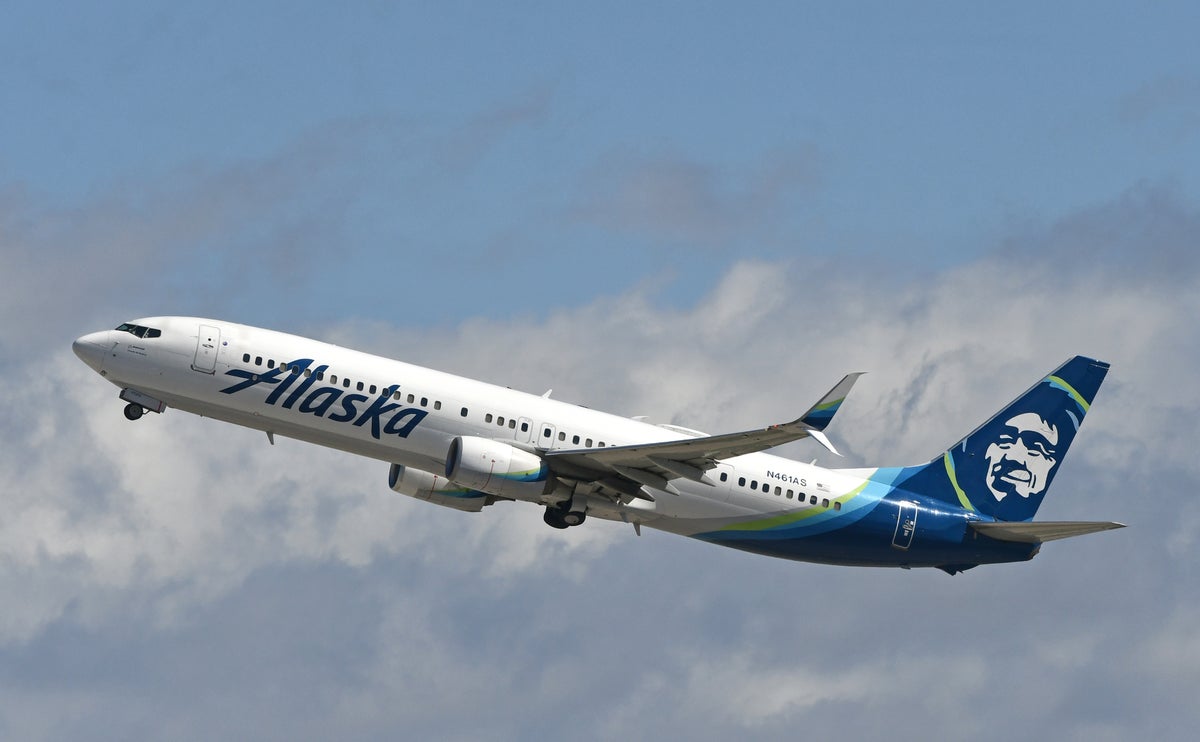 Alaska Airlines 737 900ER takeoff LAX