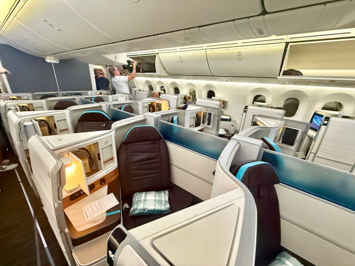 Alaska Airlines 787 Business Class Suites Middle Seats Overview From Front