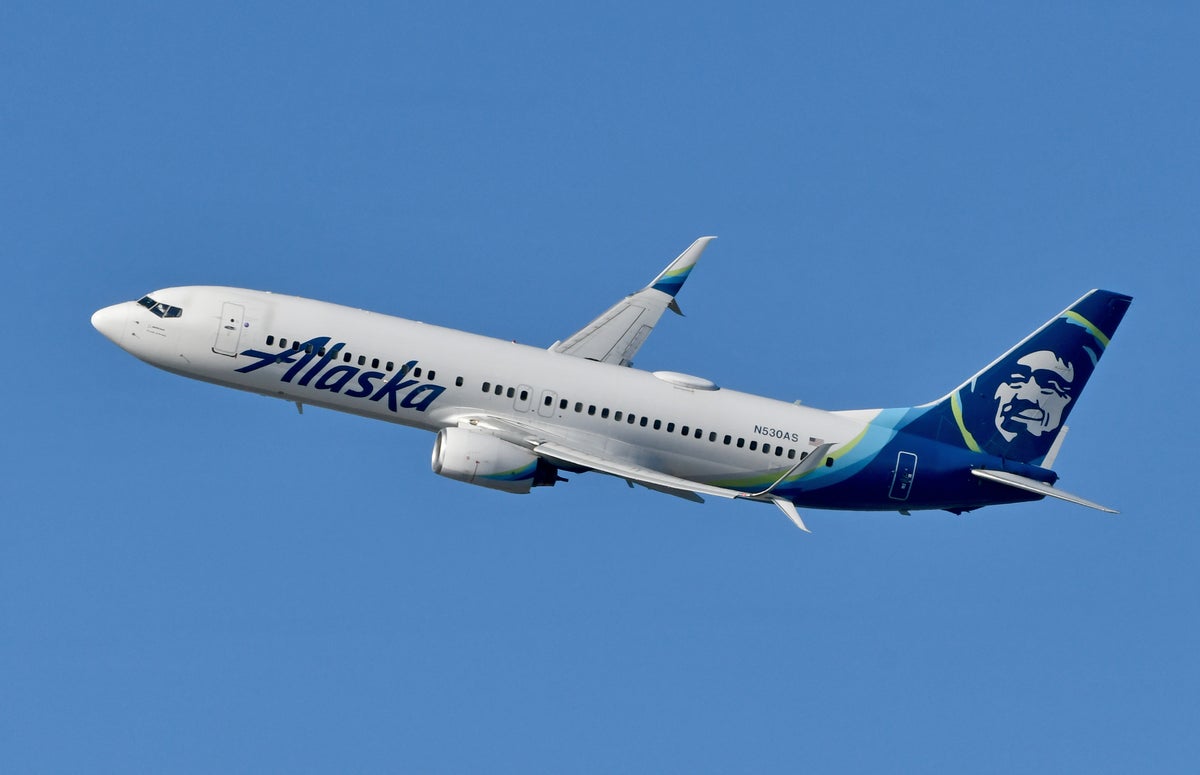 Alaska Airlines B737 800 banking Alaska Airlines B737 800 banking