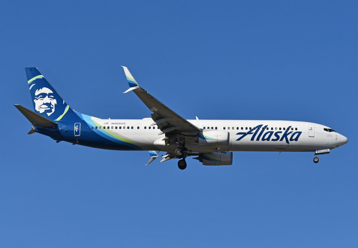Alaska Airlines B737 900ER Landing JFK side on