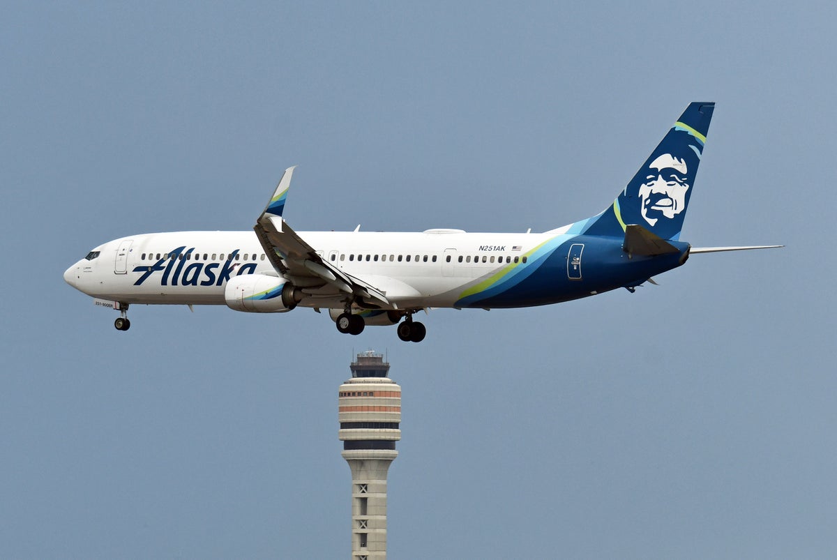 Alaska Airlines B737 900ER landing tower MCO