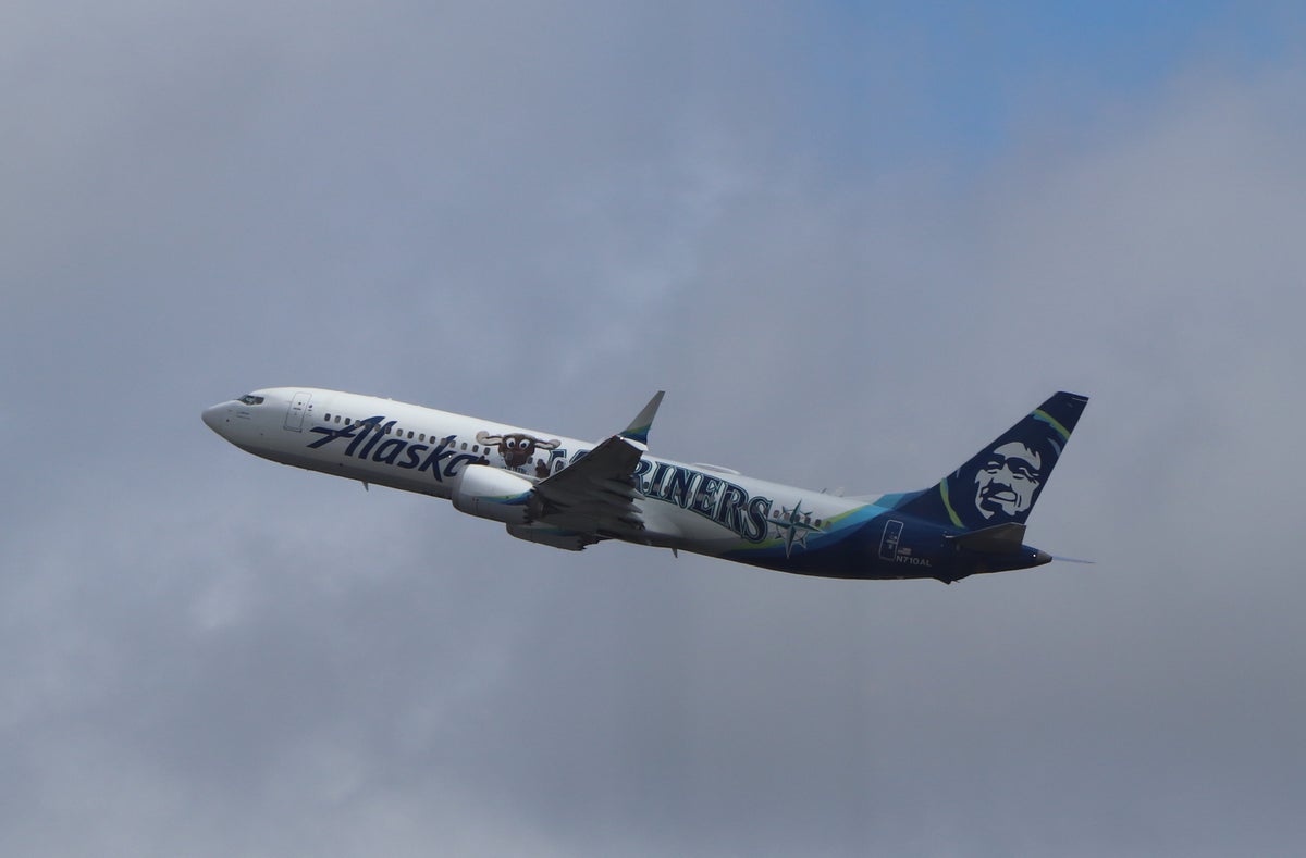 Alaska Airlines B7379MAX Mariners livery ATL takeoff