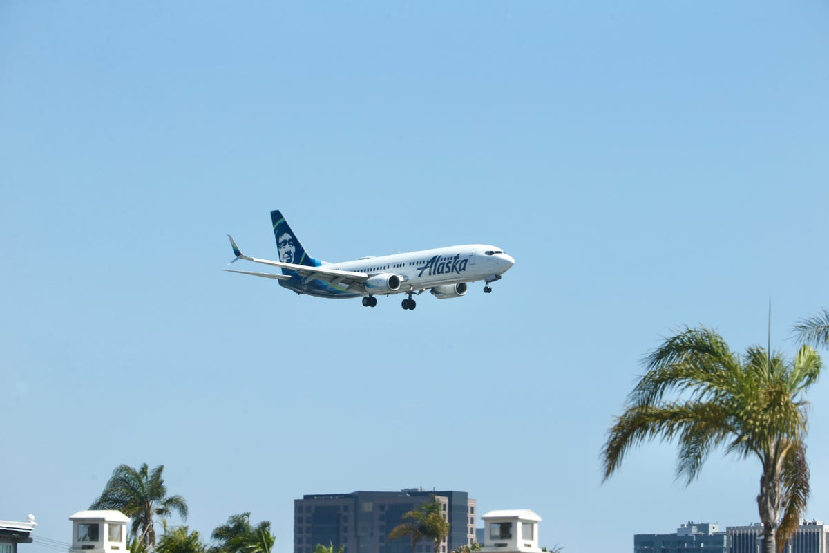 Alaska Airlines Landing at San Diego Upgraded Points LLC 3