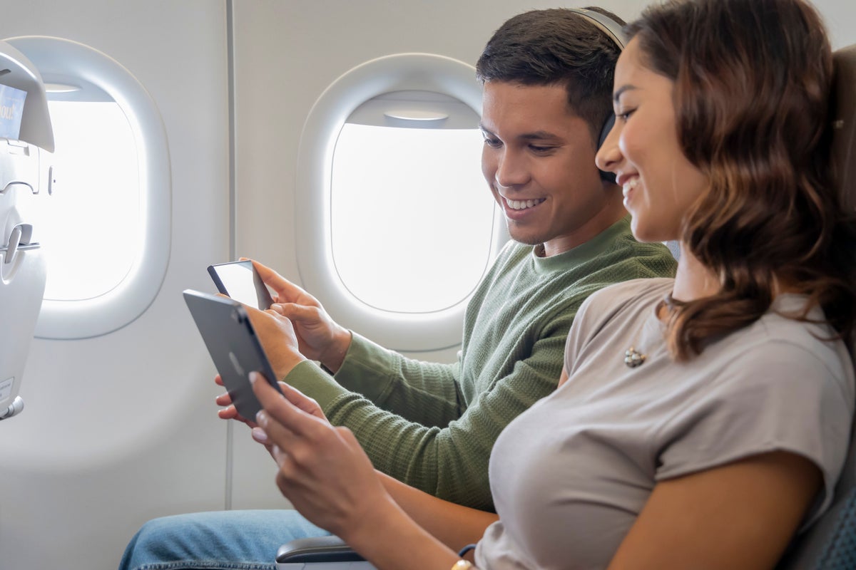 Alaska Airlines couple with tablets