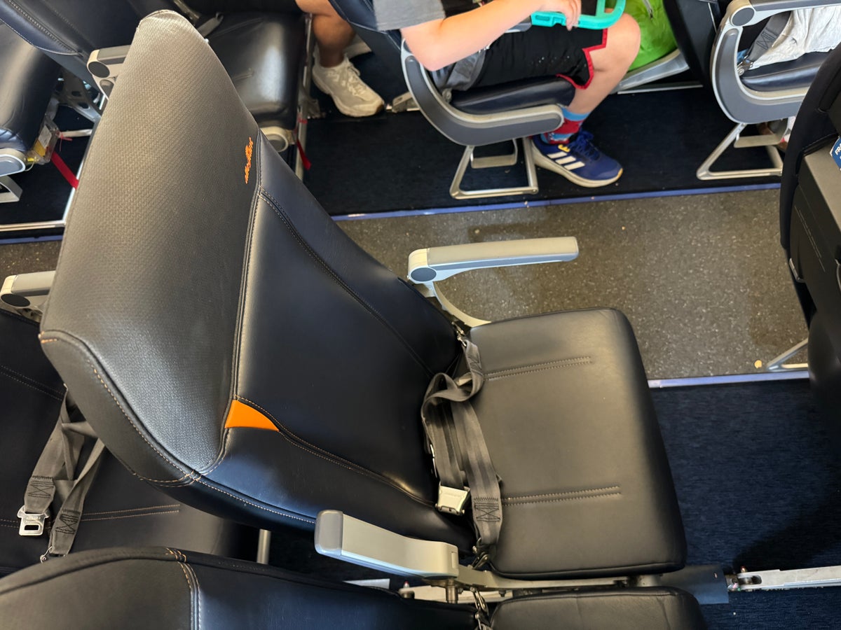 Allegiant A320 AVL HOU 20D from top