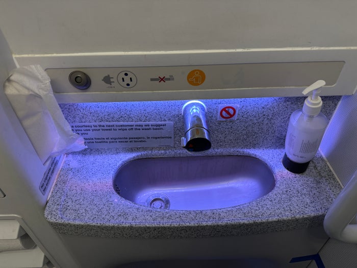 Allegiant A320 AVL HOU sink Allegiant A320 AVL HOU sink