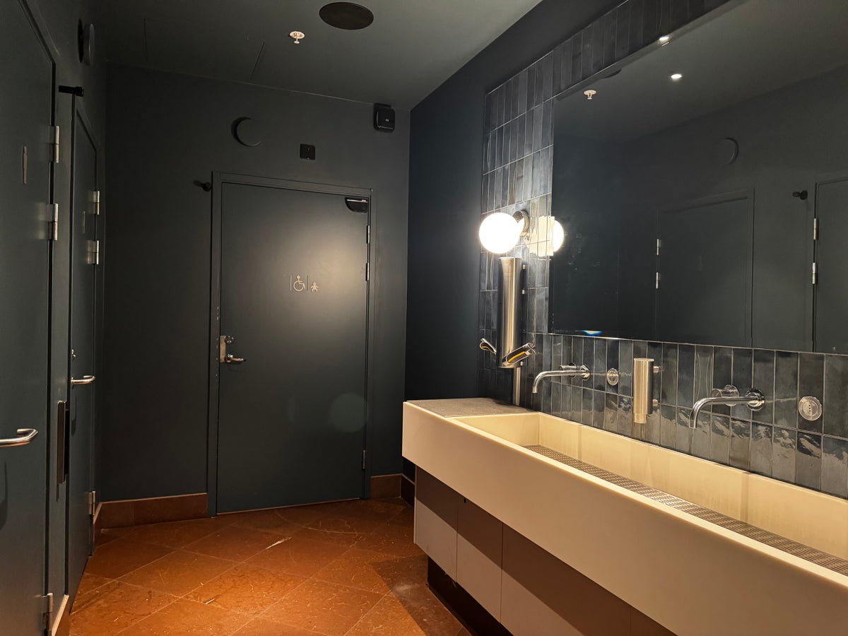American Express Lounge Stockholm ARN bathroom