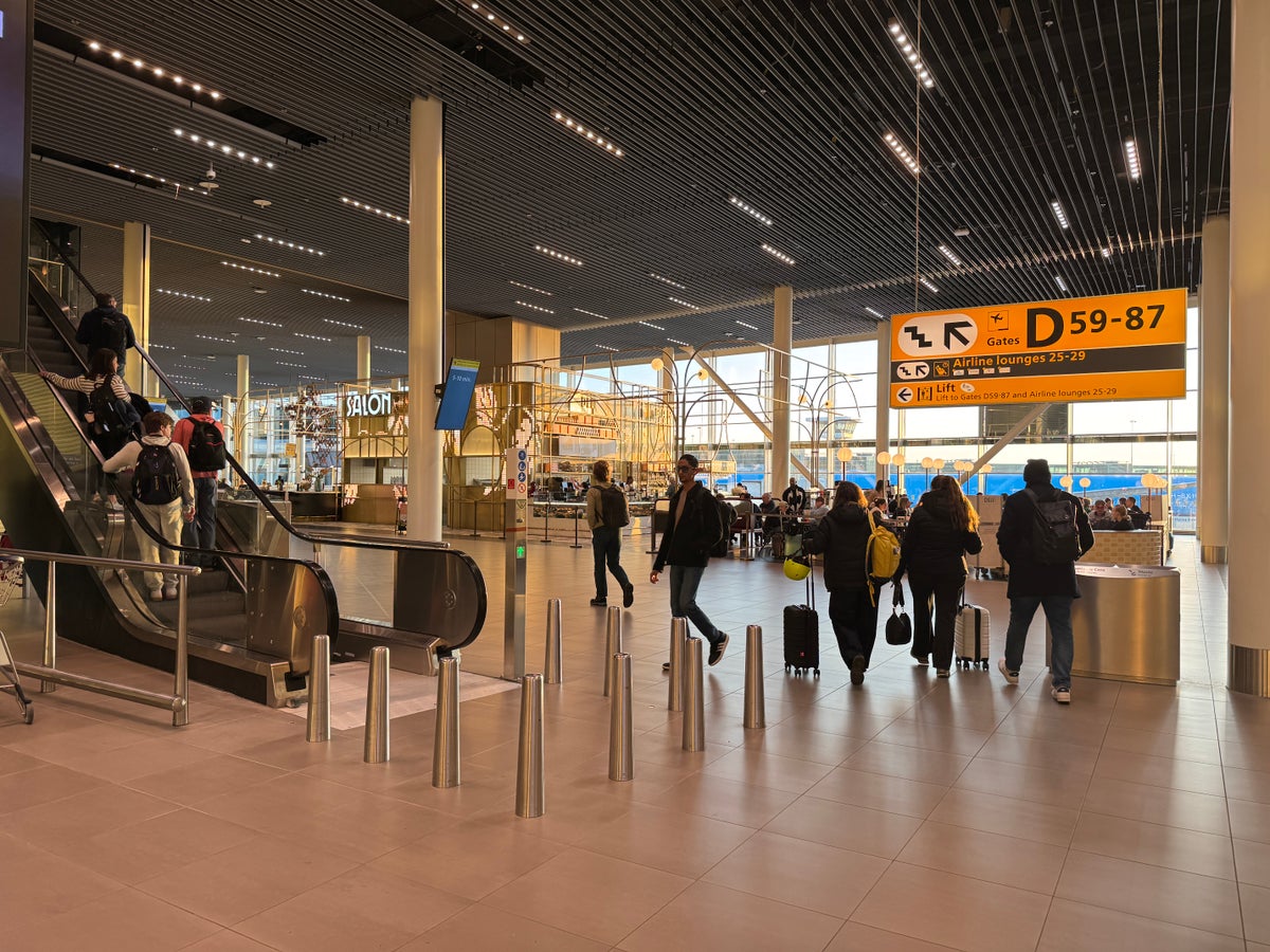 Aspire Lounge 26 AMS escalators