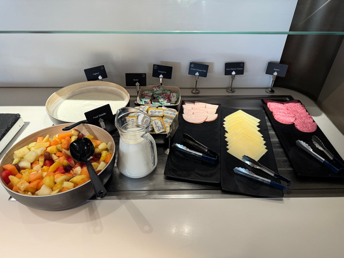 Aspire Lounge 26 AMS fruit salad cold cuts