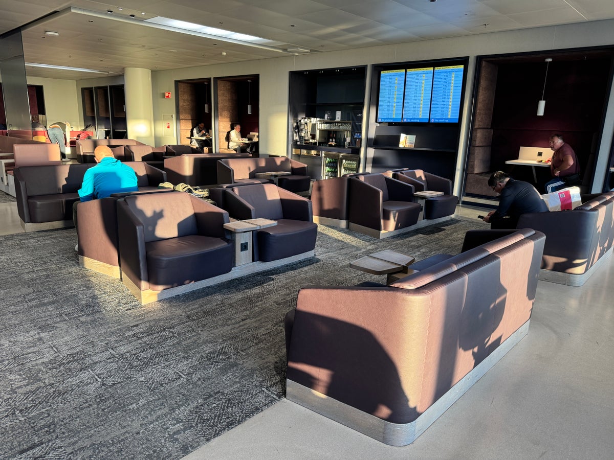 Aspire Lounge 26 AMS main seating