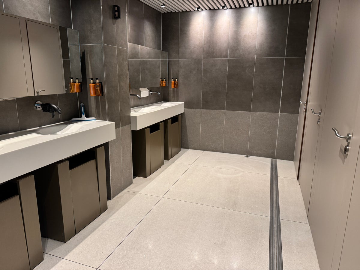 Aspire Lounge 26 AMS womens restroom Aspire Lounge 26 AMS womens restroom