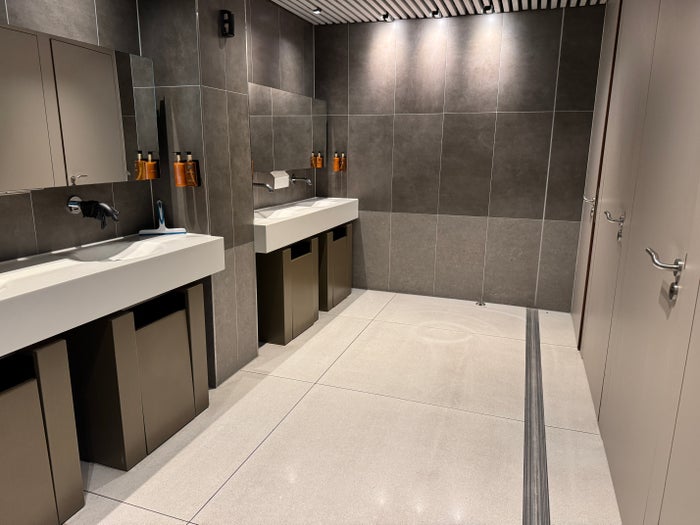Aspire Lounge 26 AMS womens restroom Aspire Lounge 26 AMS womens restroom