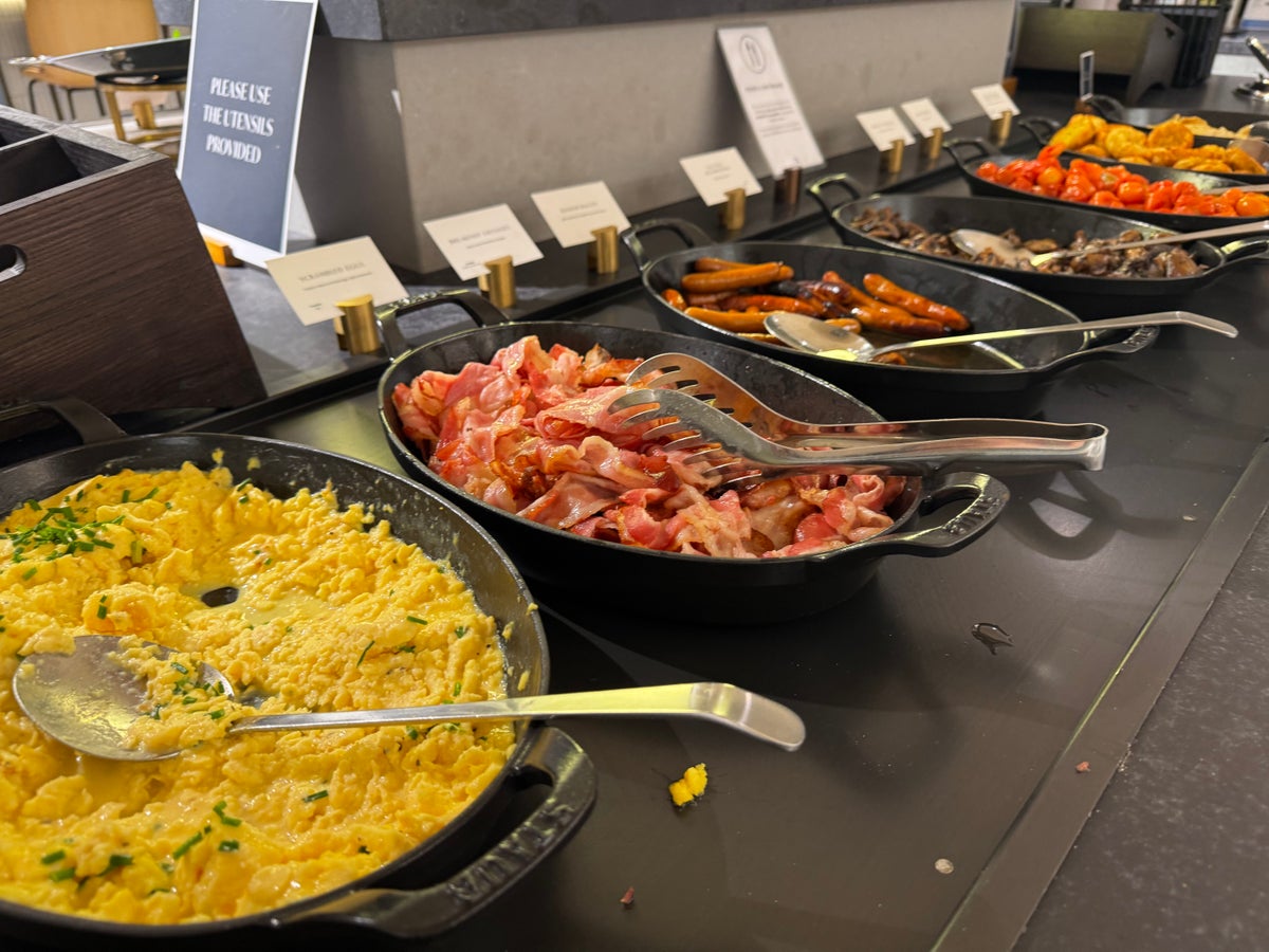 Aspire Lounge CPH hot breakfast