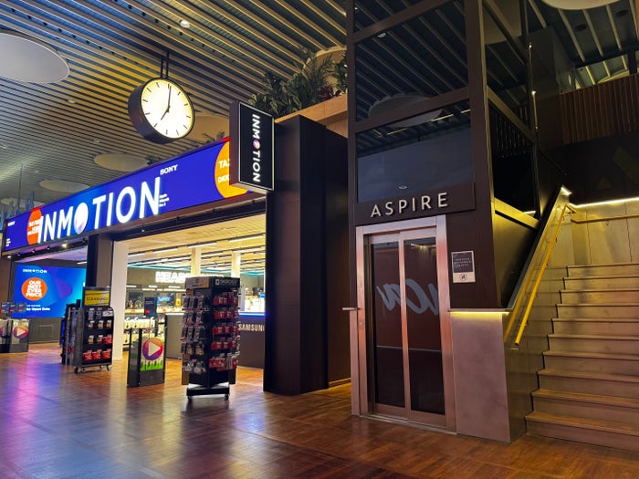 Aspire Lounge CPH sign elevator