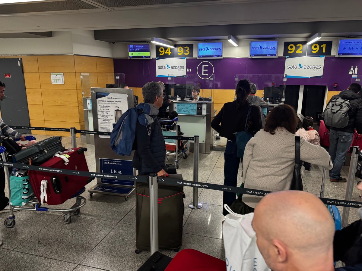 Azores Airlines check in line LIS