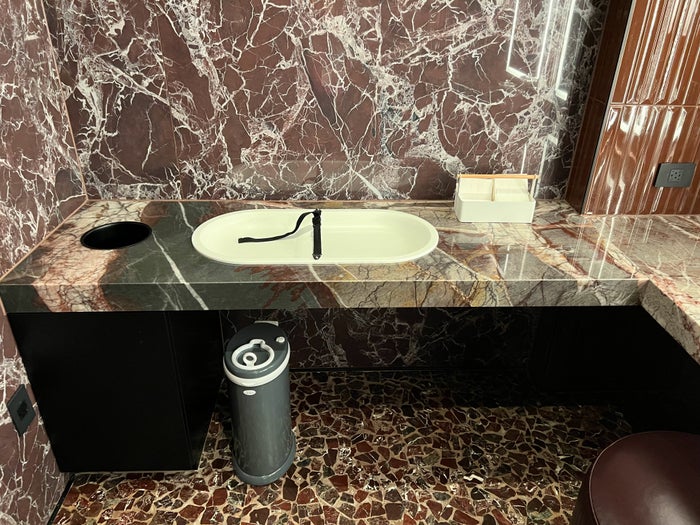 Chase Sapphire Lounge DFW bathroom